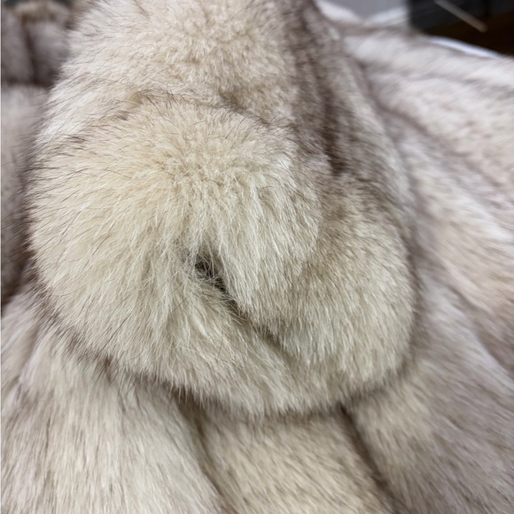 Blue Fox fur coat in good condition - Picture 10 of 15
